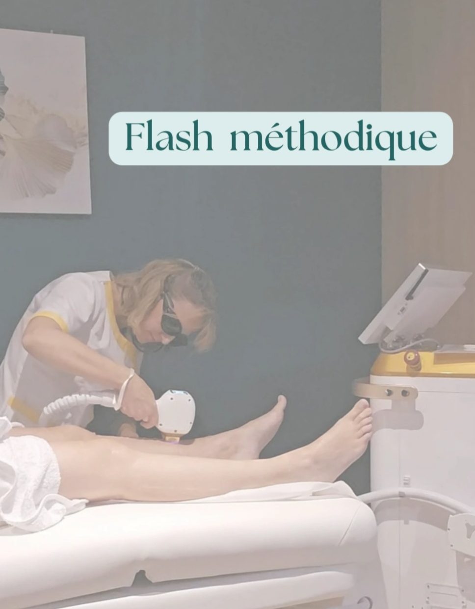 Flash séance épilation laser Femme recevant un traitement esthétique pour les jambes dans un cadre professionnel.
