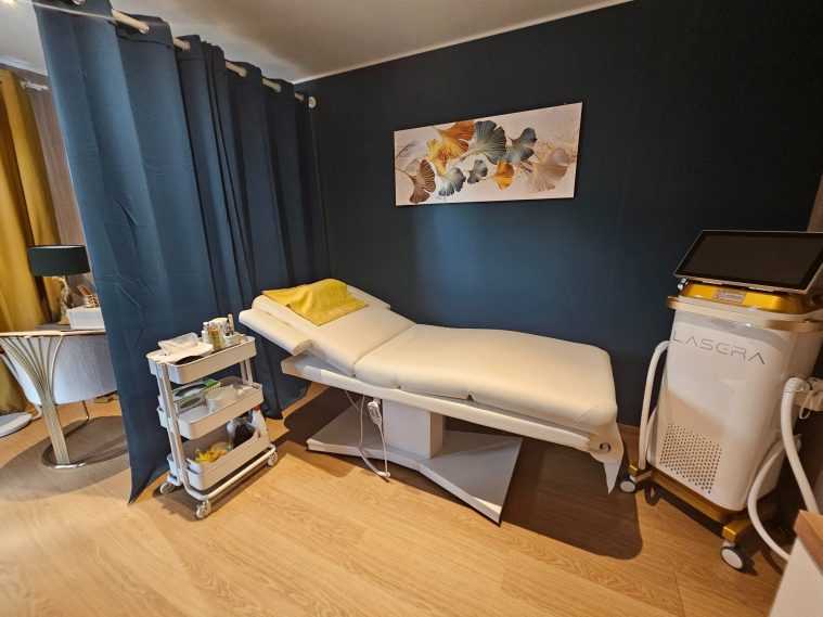 Espace soin avec un lit électrique et des équipements d'épilation laser