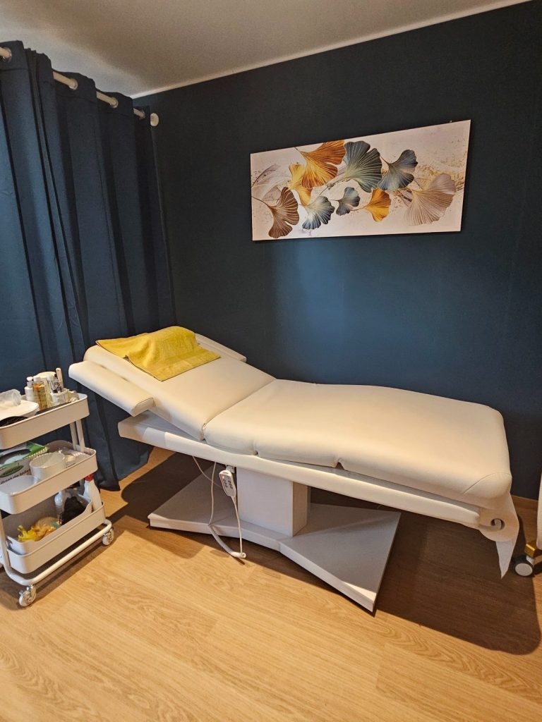 Silféa épilation Cabine de soin Silphéa avec lit médical et décor mural apaisant.