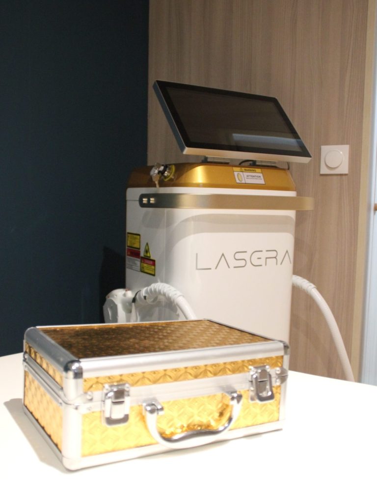 Silféa Appareil laser à épilation avec une mallette contenant les diodes sur une table.